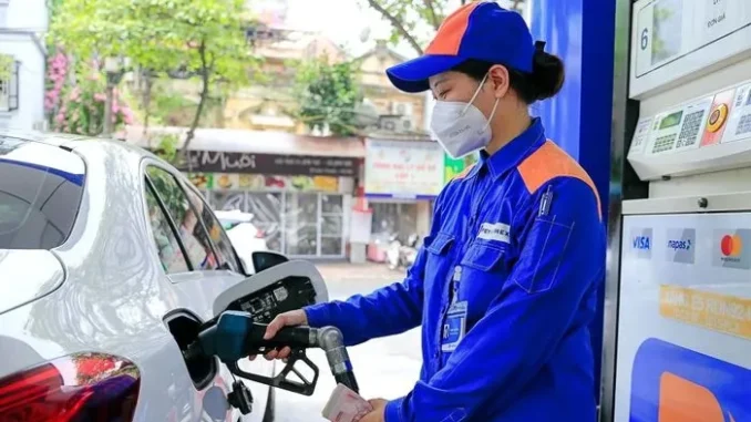 Tại sao giá xăng tăng hay giảm lại ảnh hưởng trực tiếp đến túi tiền của bạn?